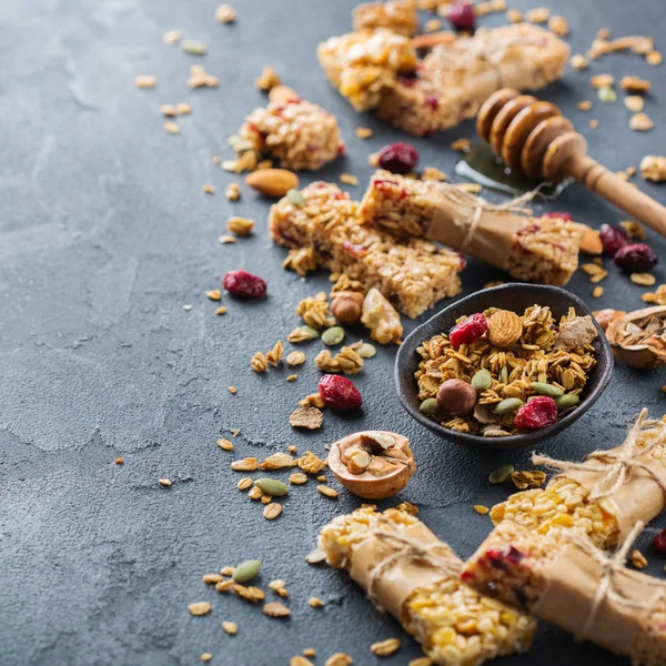 Yiyecek ve içecek, diyet, beslenme kahvaltı kavramı. Sağlıklı ev yapımı Mısır gevreği granola müsli barlar ile yulaf, fındık, Kuru meyveler rahat mutfak masasında