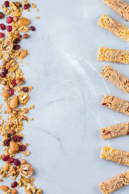 Yiyecek ve içecek, diyet, beslenme kahvaltı kavramı. Sağlıklı ev yapımı Mısır gevreği granola müsli barlar ile yulaf, fındık, Kuru meyveler rahat mutfak masasında. En iyi görünüm düz yatıyordu kopya alan arka plan
