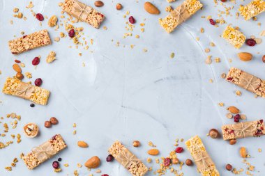Yiyecek ve içecek, diyet, beslenme kahvaltı kavramı. Sağlıklı ev yapımı Mısır gevreği granola müsli barlar ile yulaf, fındık, Kuru meyveler rahat mutfak masasında. En iyi görünüm düz yatıyordu kopya alan arka plan