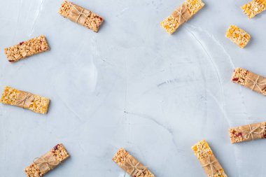 Yiyecek ve içecek, diyet, beslenme kahvaltı kavramı. Sağlıklı ev yapımı Mısır gevreği granola müsli barlar ile yulaf, fındık, Kuru meyveler rahat mutfak masasında. En iyi görünüm düz yatıyordu kopya alan arka plan