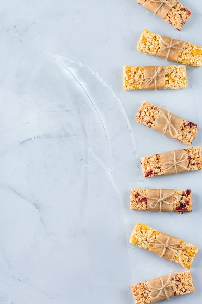 Yiyecek ve içecek, diyet, beslenme kahvaltı kavramı. Sağlıklı ev yapımı Mısır gevreği granola müsli barlar ile yulaf, fındık, Kuru meyveler rahat mutfak masasında. En iyi görünüm düz yatıyordu kopya alan arka plan