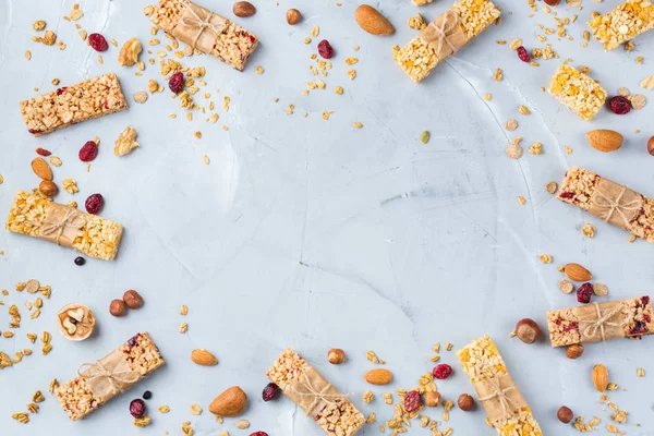 Yiyecek ve içecek, diyet, beslenme kahvaltı kavramı. Sağlıklı ev yapımı Mısır gevreği granola müsli barlar ile yulaf, fındık, Kuru meyveler rahat mutfak masasında. En iyi görünüm düz yatıyordu kopya alan arka plan