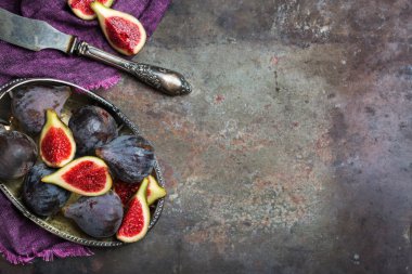 Sonbahar sonbaharda hasat kavramı. Olgun sulu menekşe incir karanlık paslı mutfak masası. En iyi görünüm düz yatıyordu kopya alan arka plan