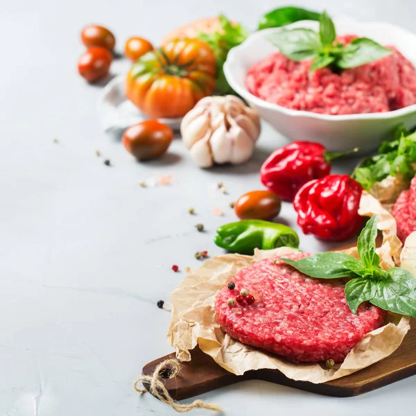 개념입니다 유기농 다진된 쇠고기 고기와 햄버거 스테이크 테이블에 야채와 — 스톡 사진