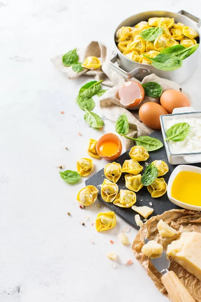 Sortimento Alimentos Ingredientes Italianos Tortellini Artesanal Com Espinafre Verde Queijo — Fotografia de Stock