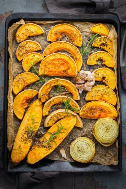 Pişmiş kavrulmuş ızgara portakal kabak Butternut kabak ve otlar ile tatlı patates. Sonbahar yemeği, çorba malzemeleri. Üst görünüm düz yatıyordu arka plan