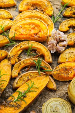 Pişmiş kavrulmuş ızgara portakal kabak Butternut kabak ve otlar ile tatlı patates. Sonbahar yemeği, çorba malzemeleri. Mutfak arka planı