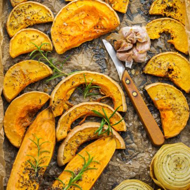 Pişmiş kavrulmuş ızgara portakal kabak Butternut kabak ve otlar ile tatlı patates. Sonbahar yemeği, çorba malzemeleri. Üst görünüm düz yatıyordu arka plan