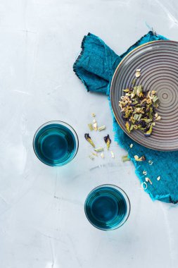 Mavi kelebek bezelye çiçek çay bir cam bir tablo. Sağlıklı detoks fitness içki, içecek. Üst görüntülemek düz yatıyordu arka plan