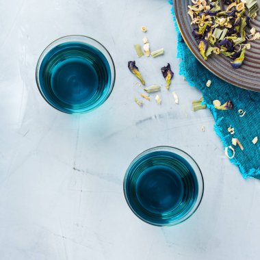 Mavi kelebek bezelye çiçek çay bir cam bir tablo. Sağlıklı detoks fitness içki, içecek. Üst görüntülemek düz yatıyordu arka plan