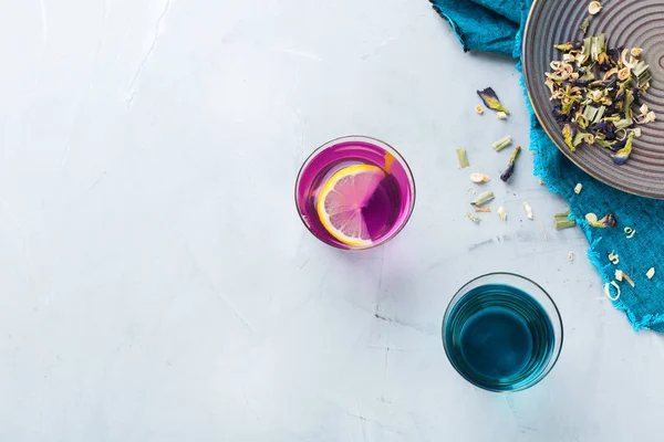 Blaue Und Lila Schmetterlingserbsenblüten Tee Einem Glas Auf Einem Tisch — Stockfoto