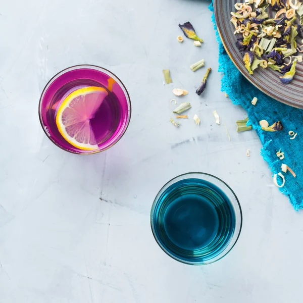 Blaue Und Lila Schmetterlingserbsenblüten Tee Einem Glas Auf Einem Tisch — Stockfoto