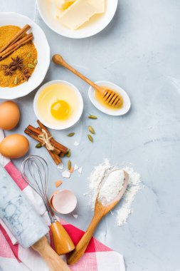 Pişirme malzemeleri ve aletleri mutfak masası üzerinde pişirme. Un, şeker, tereyağı, yumurta, baharat, tatlım. En iyi görünüm düz yatıyordu kopya alan arka plan