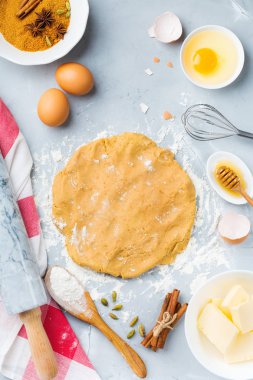 Pişirme malzemeleri ve aletleri mutfak masası üzerinde hamur ile pişirme. Un, şeker, tereyağı, yumurta, baharat, tatlım. En iyi görünüm düz yatıyordu kopya alan arka plan