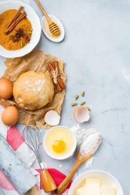 Pişirme malzemeleri ve aletleri mutfak masası üzerinde hamur ile pişirme. Un, şeker, tereyağı, yumurta, baharat, tatlım. En iyi görünüm düz yatıyordu kopya alan arka plan