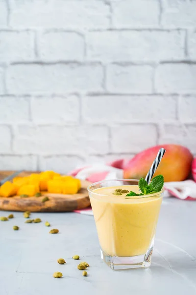 Zdravé Bio Mangovým Lassi Koktejl Shake Indický Nápoj Nápoj Jogurtem — Stock fotografie