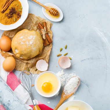 Pişirme malzemeleri ve aletleri mutfak masası üzerinde hamur ile pişirme. Un, şeker, tereyağı, yumurta, baharat, tatlım. En iyi görünüm düz yatıyordu kopya alan arka plan