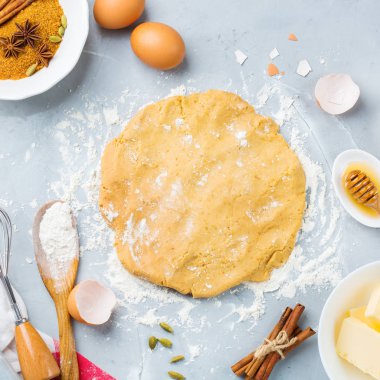 Pişirme malzemeleri ve aletleri mutfak masası üzerinde hamur ile pişirme. Un, şeker, tereyağı, yumurta, baharat, tatlım. En iyi görünüm düz yatıyordu kopya alan arka plan