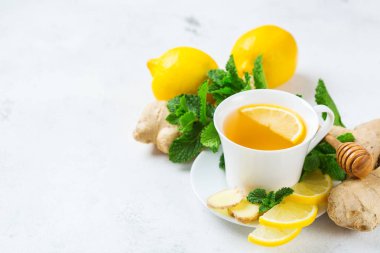 Yiyecek ve içecek, natürmort sağlık kavramı. Zencefil çay infüzyonu İçecek beyaz fincan limon nane canım kış soğuk ve grip için bir mutfak masasında ile sonbahar gün. Alan arka plan kopyalama