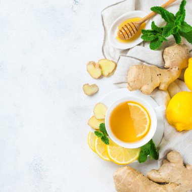Yiyecek ve içecek, natürmort sağlık kavramı. Zencefil çay infüzyonu İçecek beyaz fincan limon nane canım kış soğuk ve grip için bir mutfak masasında ile sonbahar gün. Üstten görünüm Kopyala uzay arka plan