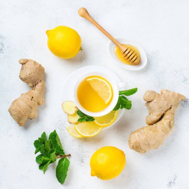 Yiyecek ve içecek, natürmort sağlık kavramı. Zencefil çay infüzyonu İçecek beyaz fincan limon nane canım kış soğuk ve grip için bir mutfak masasında ile sonbahar gün. Üstten görünüm arka plan