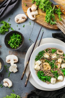 Asyalı Çinli Japon Koreli Vietnamca Gıda için buğday soba noodle tofu çorbası malzemeler. En iyi görünüm düz yatıyordu mutfak arka plan pişirme