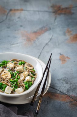 Asyalı Çinli Japon Koreli Vietnamca Gıda için buğday soba noodle tofu çorbası. Uzay mutfak arka plan pişirme kopyalama