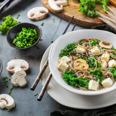 Asyalı Çinli Japon Koreli Vietnamca Gıda için buğday soba noodle tofu çorbası malzemeler. Mutfak arka plan pişirme