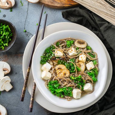 Asyalı Çinli Japon Koreli Vietnamca Gıda için buğday soba noodle tofu çorbası malzemeler. En iyi görünüm düz yatıyordu mutfak arka plan pişirme