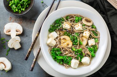 Asyalı Çinli Japon Koreli Vietnamca Gıda için buğday soba noodle tofu çorbası malzemeler. En iyi görünüm düz yatıyordu mutfak arka plan pişirme