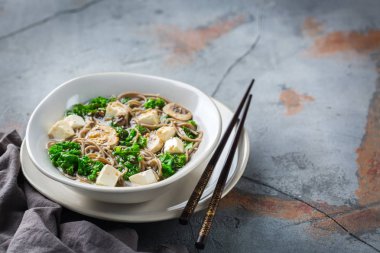 Asyalı Çinli Japon Koreli Vietnamca Gıda için buğday soba noodle tofu çorbası. Uzay mutfak arka plan pişirme kopyalama