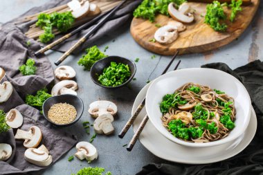 Asyalı Çinli Japon Koreli Vietnamca Gıda için buğday soba noodle tofu çorbası malzemeler. Mutfak arka plan pişirme