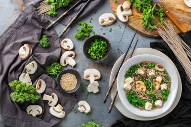Asyalı Çinli Japon Koreli Vietnamca Gıda için buğday soba noodle tofu çorbası malzemeler. En iyi görünüm düz yatıyordu mutfak arka plan pişirme