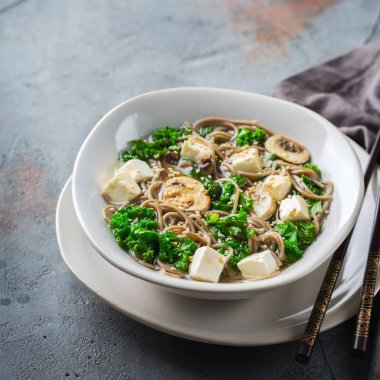 Asyalı Çinli Japon Koreli Vietnamca Gıda için buğday soba noodle tofu çorbası. Mutfak arka plan pişirme