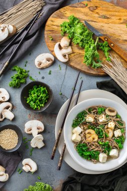 Asyalı Çinli Japon Koreli Vietnamca Gıda için buğday soba noodle tofu çorbası malzemeler. En iyi görünüm düz yatıyordu mutfak arka plan pişirme