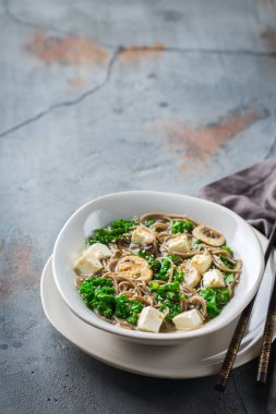 Asyalı Çinli Japon Koreli Vietnamca Gıda için buğday soba noodle tofu çorbası. Uzay mutfak arka plan pişirme kopyalama