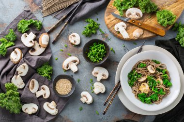Asyalı Çinli Japon Koreli Vietnamca Gıda için buğday soba noodle tofu çorbası malzemeler. En iyi görünüm düz yatıyordu mutfak arka plan pişirme