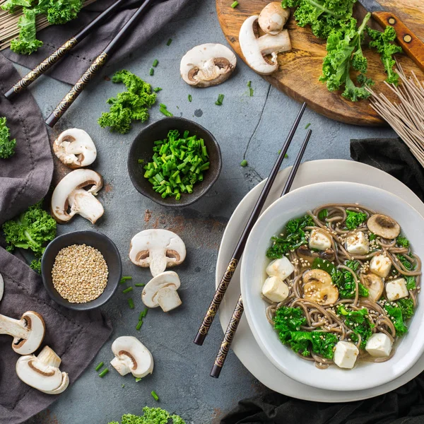 Asyalı Çinli Japon Koreli Vietnamca Gıda için buğday soba noodle tofu çorbası malzemeler. En iyi görünüm düz yatıyordu mutfak arka plan pişirme