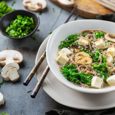 Asyalı Çinli Japon Koreli Vietnamca Gıda için buğday soba noodle tofu çorbası malzemeler. Mutfak arka plan pişirme