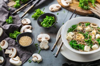 Asyalı Çinli Japon Koreli Vietnamca Gıda için buğday soba noodle tofu çorbası malzemeler. Mutfak arka plan pişirme