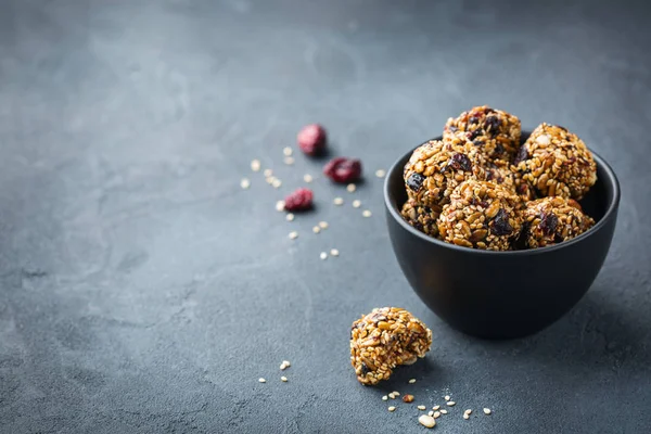 Yiyecek ve içecek, sağlıklı yaşam, yemek, diyet ve beslenme, Snack, Superfood kavramı. Susam, Kuru kızılcık, fındık, bal ile el yapımı ham Vegan protein enerji topları. Boşluk arka planını Kopyala