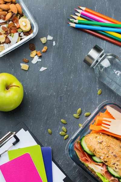食物和饮料 饮食营养 健康饮食 带走观念 学校饭盒和文具 顶部视图平面铺设 复制空间黑板背景 — 图库照片