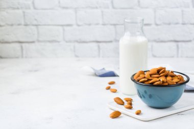 Yiyecek ve içecek, sağlık, diyet ve beslenme kavramı. Ev yapımı organik vegan mutfak masası sigara günlüğü badem süt. Alan arka plan kopyalama