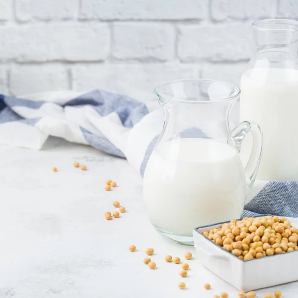 食べ物や飲み物 健康管理 食事と栄養の概念 自家製オーガニック ビーガン キッチン テーブルの上の非乳製品豆乳 — ストック写真