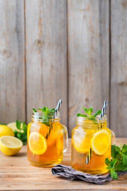 Gıda ve içecek, tatil partisi konsepti. Limon nane yaz günleri için bir mason kavanoza bir tabloda çay kokteyl serinletici içecek içecek buzlu. Alan arka plan kopyalama