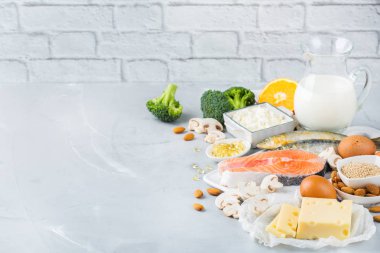 Dengeli beslenme beslenme, sağlıklı beslenme kavramı. Ürün yelpazesine gıda kaynakları zengin vitamin d ve kalsiyum, somon, süt ürünleri, sardalya, brokoli mutfak masasında. Alan arka plan kopyalama