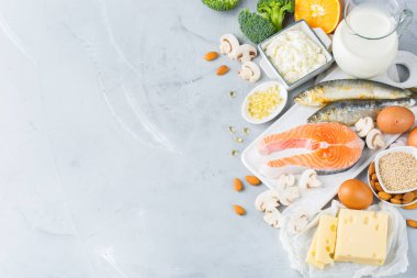 Dengeli beslenme beslenme, sağlıklı beslenme kavramı. Ürün yelpazesine gıda kaynakları zengin vitamin d ve kalsiyum, somon, süt ürünleri, sardalya, brokoli mutfak masasında. Alan arka plan kopyalama