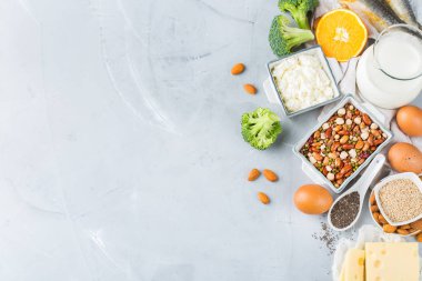 Dengeli beslenme beslenme, sağlıklı beslenme kavramı. Ürün yelpazesine gıda kaynakları zengin kalsiyum, fasulye, süt ürünleri, sardalya, brokoli, chia tohumu, badem mutfak masasında. Alan arka plan kopyalama