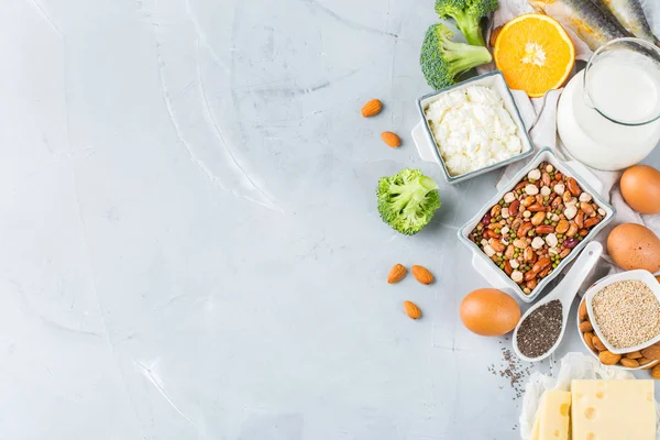 Ausgewogene Ernährung Gesundes Esskonzept Auswahl Kalziumreichen Nahrungsmitteln Bohnen Milchprodukten Sardinen — Stockfoto