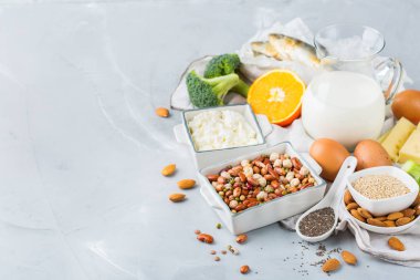 Dengeli beslenme beslenme, sağlıklı beslenme kavramı. Ürün yelpazesine gıda kaynakları zengin kalsiyum, fasulye, süt ürünleri, sardalya, brokoli, chia tohumu, badem mutfak masasında. Alan arka plan kopyalama
